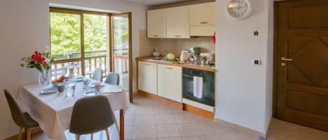 Open plan kitchen & dining area