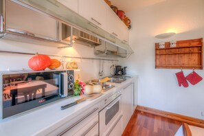 Fully equipped open plan kitchen with dishwasher
