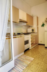 Large four-room apartment in central position, air conditioning 4 + 2 beds