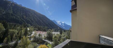 Prachtig uitzicht op de bergen van het balkon