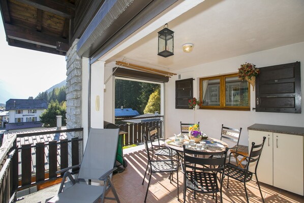Sonnige und helle große Terrasse