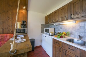 Fully fitted kitchen - with a dishwasher
