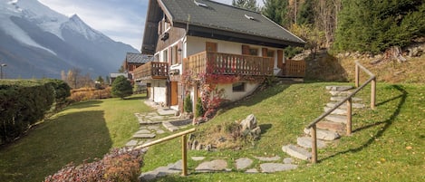 Very attractive chalet with private garden and stunning views