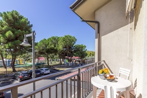 Terrasse vom Schlafzimmer mit Ausblick auf den Park