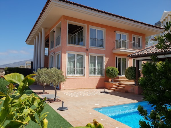 Large villa with private pool, large garden, terrace and sun loungers
