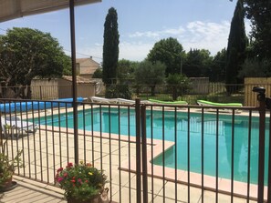 La piscine sécurisée de 8m X 5m, réservée exclusivement à la Maison des amis.