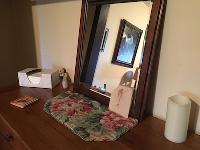 Furnished Bedroom in our Home (Queen bed) - Dogs Welcome - Shared Bath