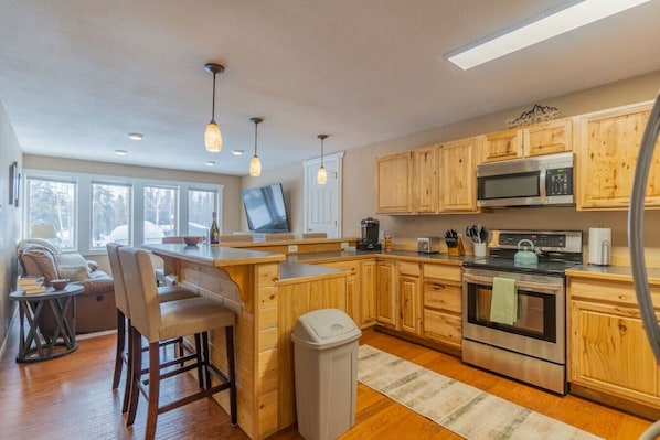 Full Kitchen with Stainless Steel Appliances!