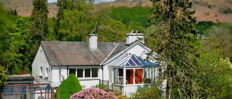 Greenbank House sets in the beautiful Langdale valley