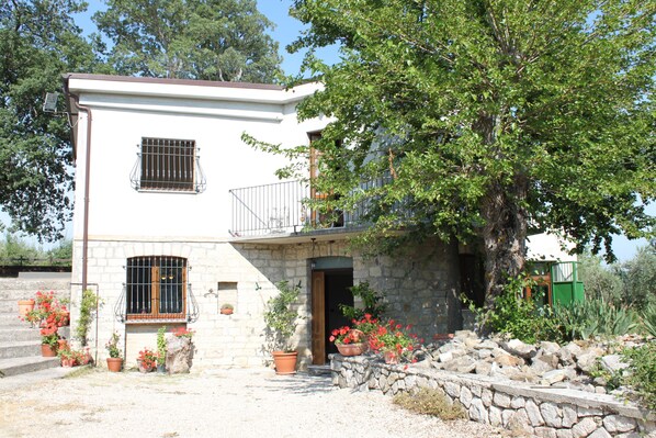 Casa Anna.

Restored farmhouse old features modern construction. 