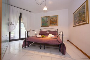 Chambre à coucher principale avec vue sur le jardin