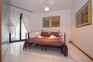 Chambre à coucher principale avec vue sur le jardin