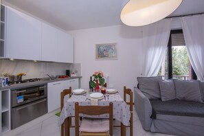 Vue de la cuisine-salle à manger ouverte