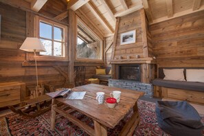 Sala de estar con chimenea