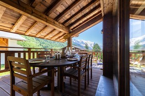 Terraza comedor con vistas al Mont Blanc
