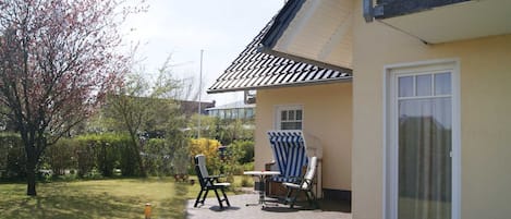 Auf der  großen Terrasse mit Garten kann man das Frühstück genießen