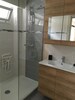 salle de bain, rangement , sèche serviette et  avec siège dans la douche 