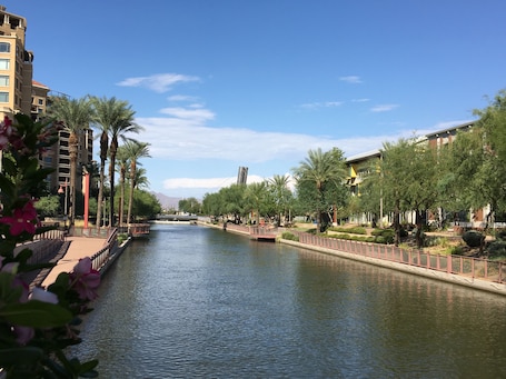 Walk to Fashion Square Waterfront Entertainment District 5 - 10 minute away