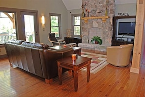 Spacious & Beautiful Great Room With 42" Flat Screen TV w/ Directv