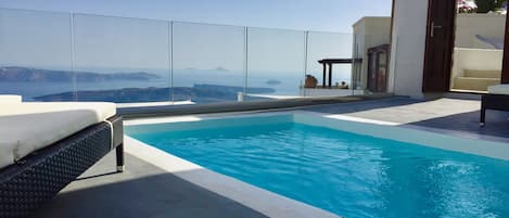 Main patio with view to caldera