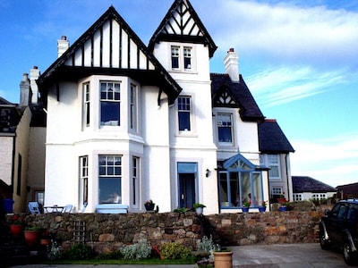 Elie near St.Andrews. Luxury self catering beach house with wonderful sea views