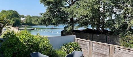 Terrasse vue sur mer ensoleillée le matin parfait pour prendre son café au calme