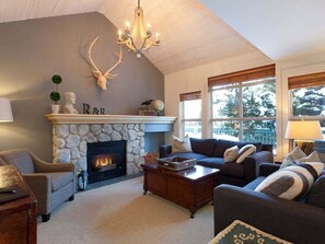 Living area: Gas fireplace, TV