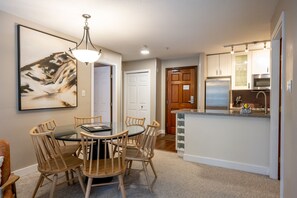 Kitchen and dining area: Seats 6