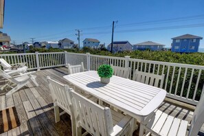 OUTDOOR DINING WITH OCEAN VIEWS AND SOUNDS 