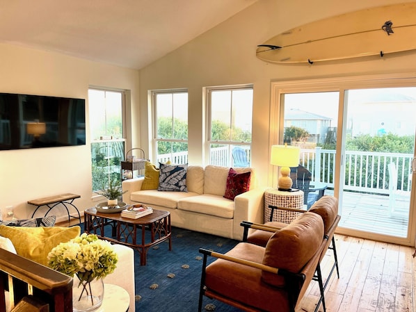 BEAUTIFUL SURF THEMED LIVING ROOM