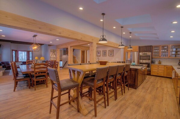 Kitchen With 6 Burner Cooktop
