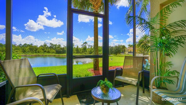 Sunny lanai overlooking Oakwater Lake