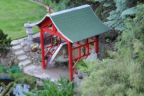 gemütliche Sitzecke im chinesischen Koi-Tempel