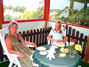 gemütlich Kaffee trinken auf der Terrasse