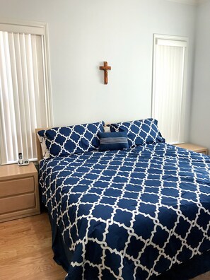 Master bedroom with large closet (big enough for a pack-n-play)