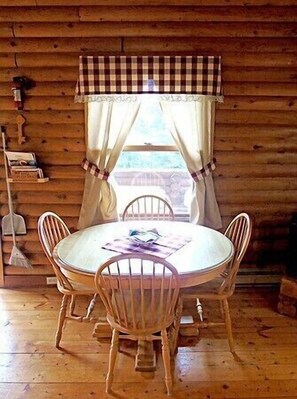 Single Cottage Dining Area