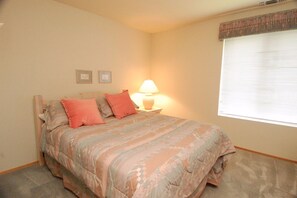Bedroom 2 - Queen bed