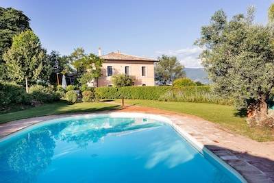 Last minute offer July / August in High quality Villa with private pool in Umbria