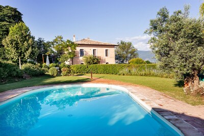 Last Minute Angebot Juli / August in hochwertiger Villa mit privatem Pool in Umbrien