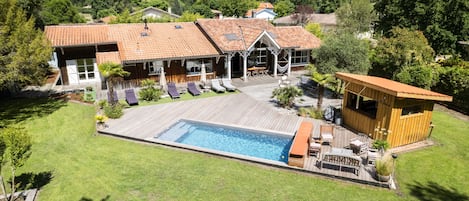 Vue d'ensemble sur la villa de 240 m2. Terrain arboré 3000 m2.