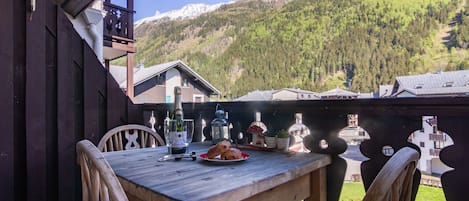 Balcony with a dining table