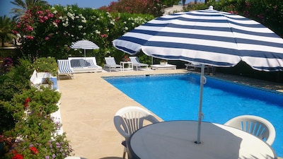 "Santa Rosa" Eine herrliche Villa mit privatem Pool und Jacuzzi in der Nähe von Strand an