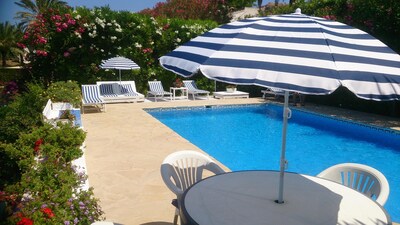 "Santa Rosa" Eine herrliche Villa mit privatem Pool und Jacuzzi in der Nähe von Strand an