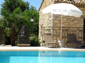Sun loungers and sun umbrellas: indispensable accessories