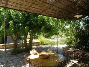 Un déjeuner à l'ombre de la Pergola de la Villa Helios