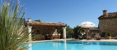 Mirror pool for a prestigious villa in Luberon