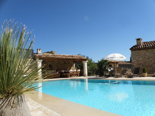 Piscine miroir pour une villa de prestige dans le Luberon