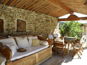 Pool house: for brunch and naps under the shade, in front of the pool