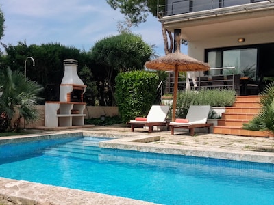 Villa Baulo Pleta, jardín con piscina cerca de la playa