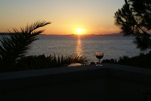 Romantik bei einem Glas Wein - Sonnenuntergang von der Terrasse